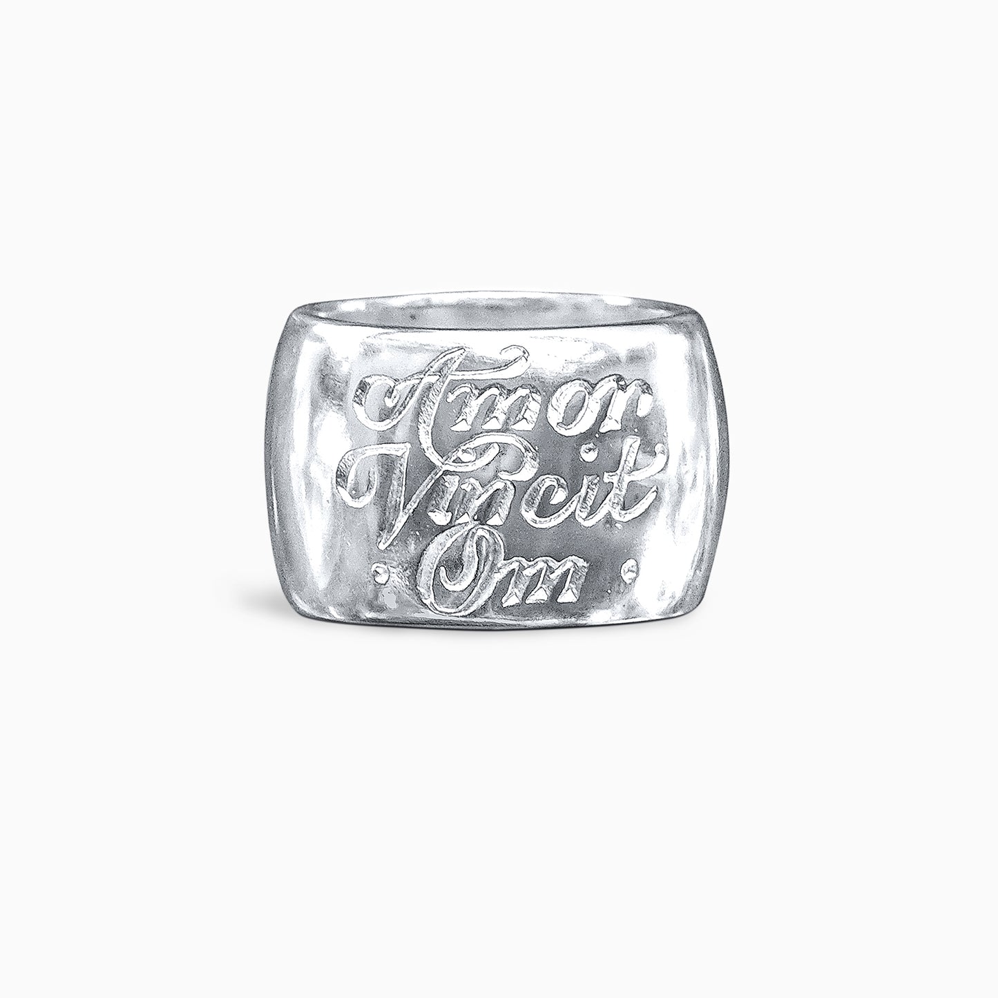 Amor Vincit Om inscription ring