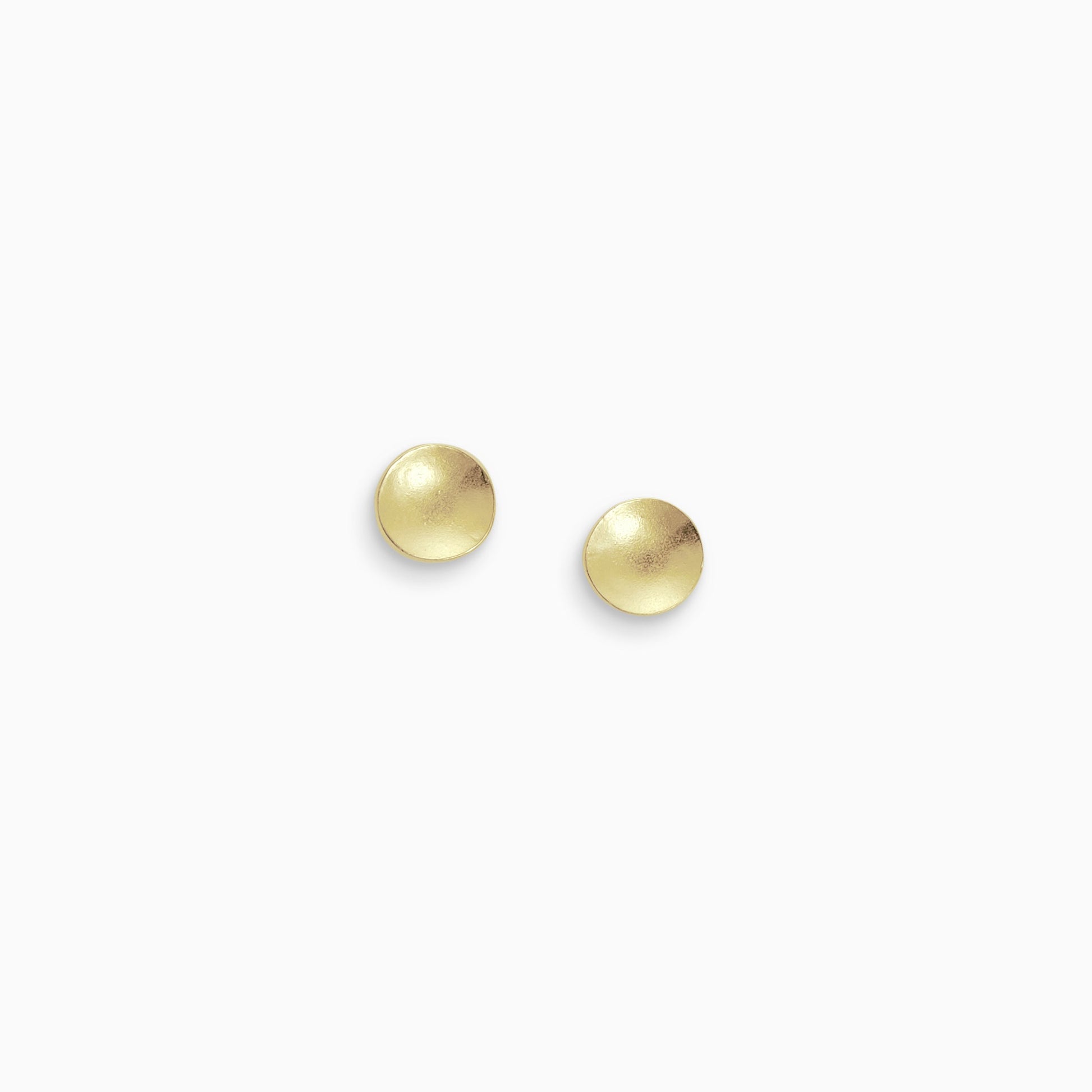 18ct Fairtrade yellow gold round 8mm diameter concave stud earrings. Depth 2mm