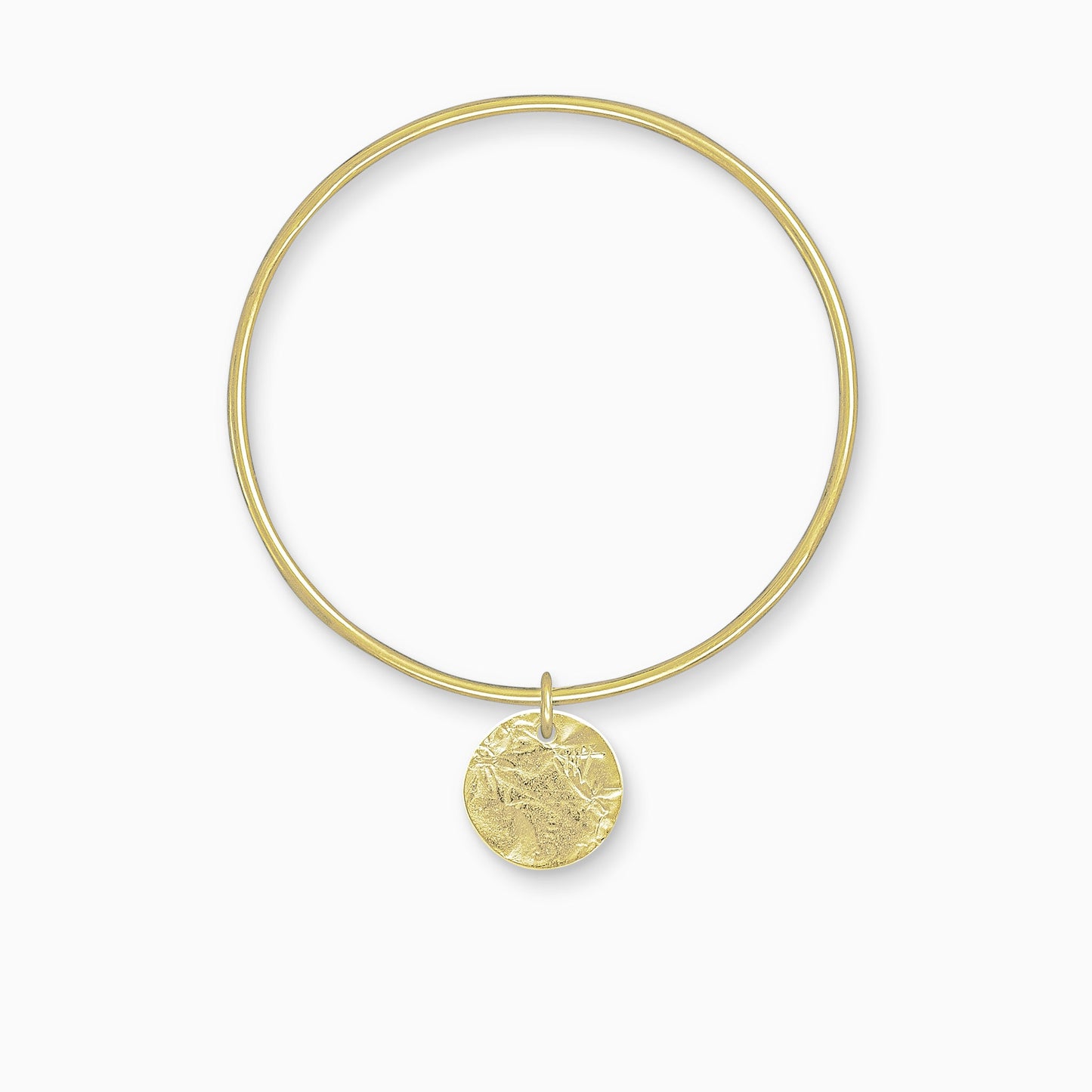 An 18ct Fairtrade yellow gold textured, circular, flat disc charm freely moving on a round wire bangle. Charm 17mm. Bangle 63mm inside diameter x 2mm round wire.
