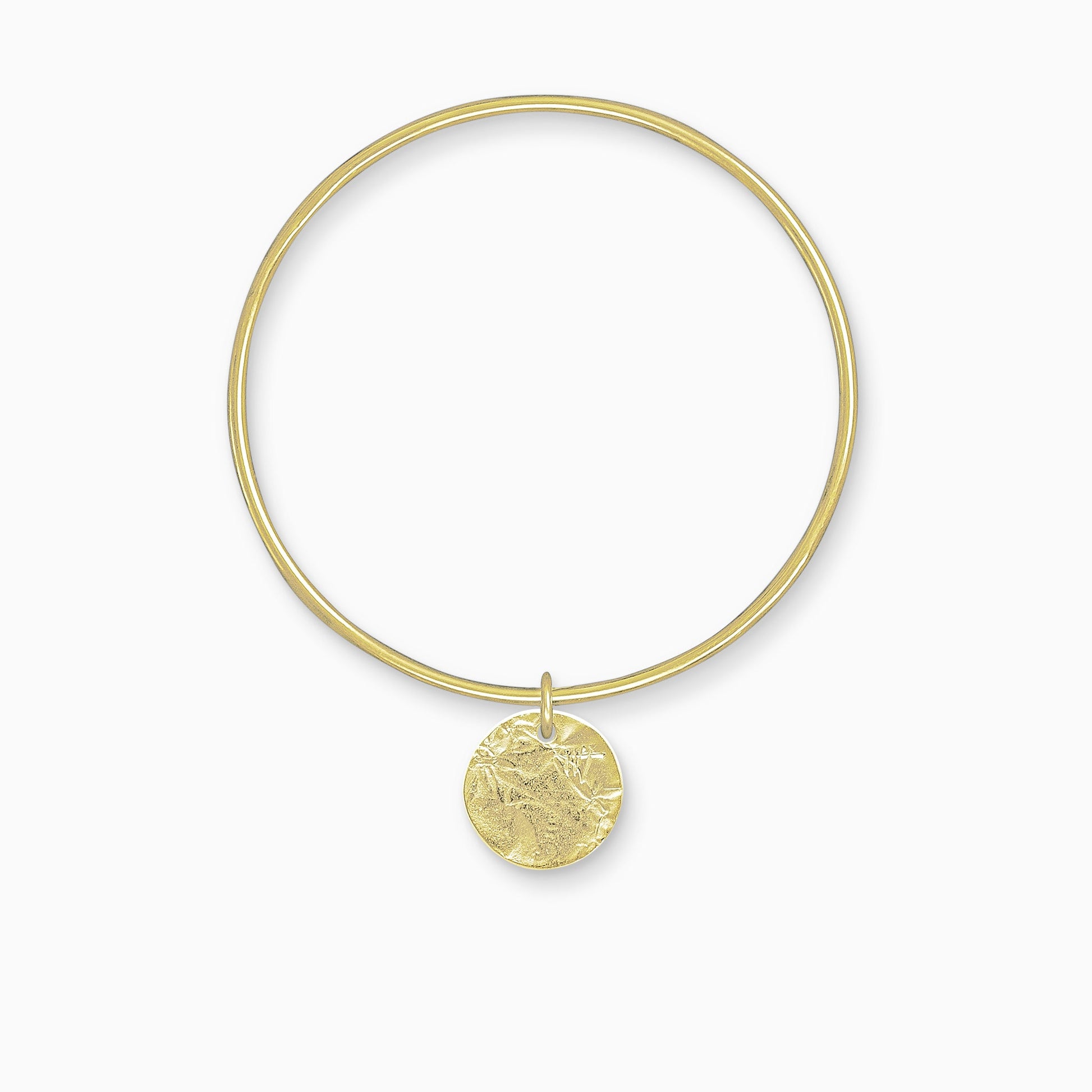 An 18ct Fairtrade yellow gold textured, circular, flat disc charm freely moving on a round wire bangle. Charm 17mm. Bangle 63mm inside diameter x 2mm round wire.