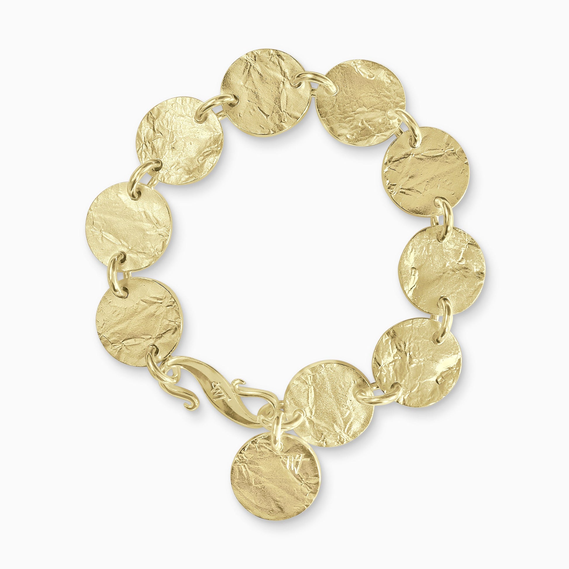 An 18ct Fairtrade yellow gold bracelet of 9 linked textured discs with a 10th suspended near the large ’S’ clasp. Discs 17mm diameter. Bracelet length 190mm.