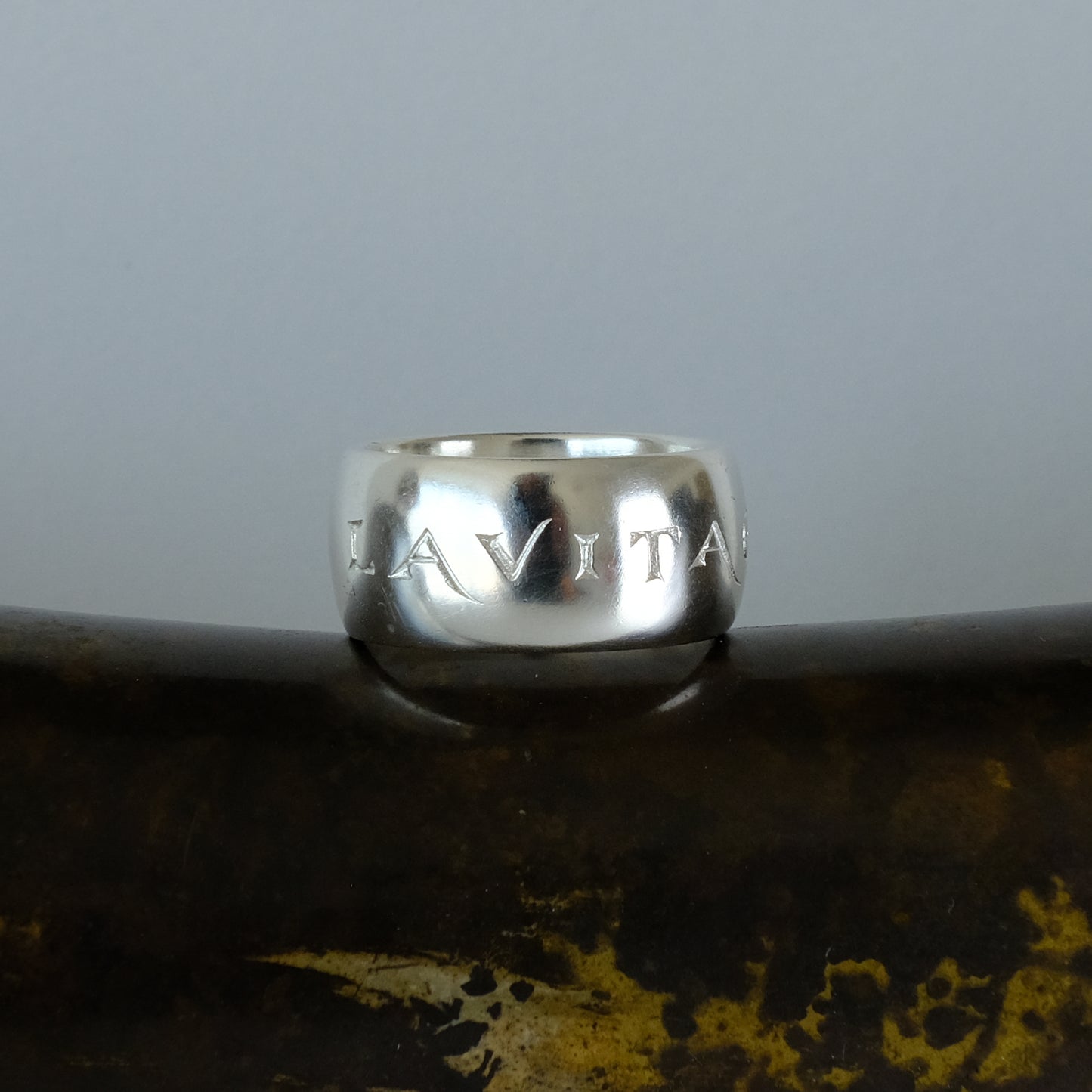 La Vita e un Dono inscription ring