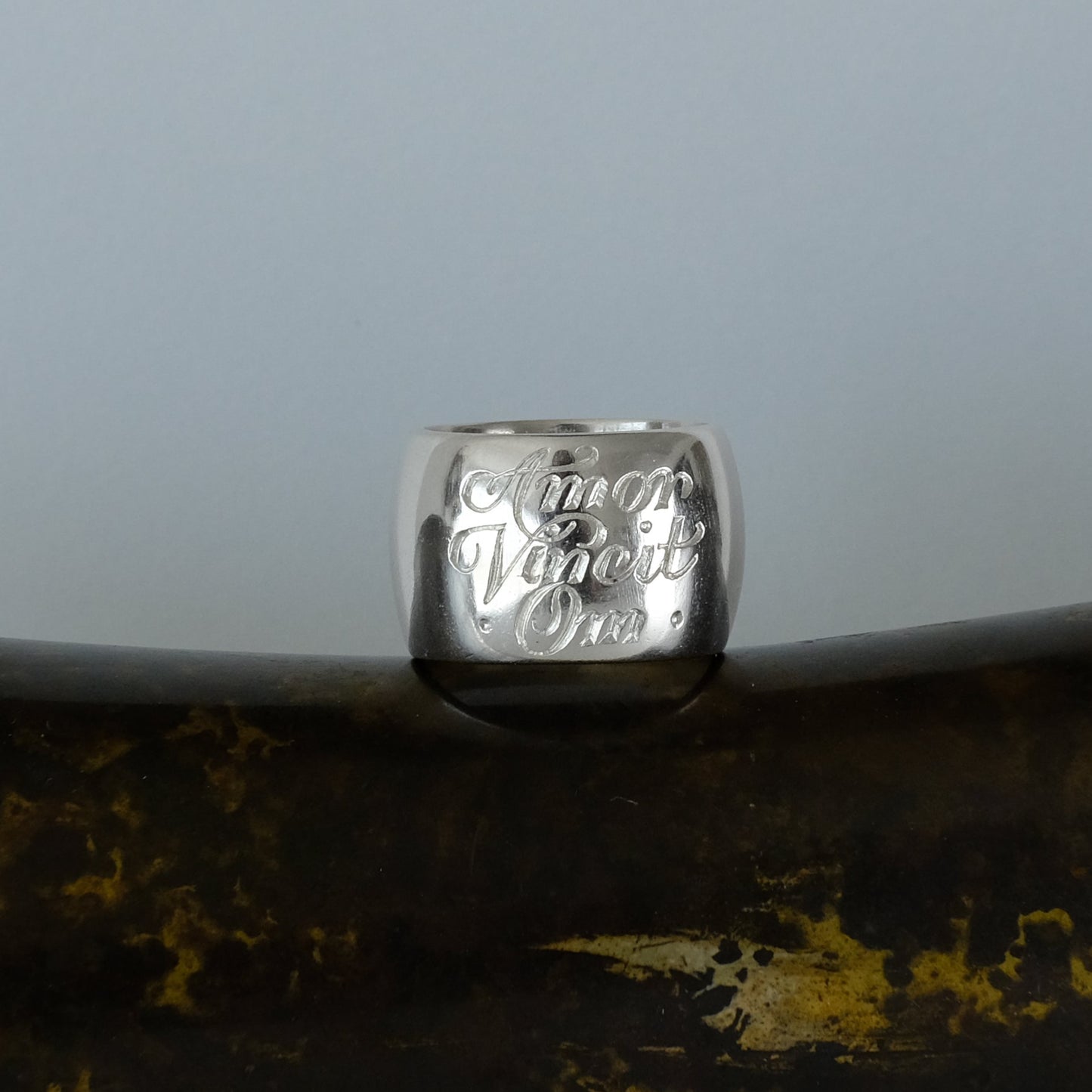 Amor Vincit Om inscription ring