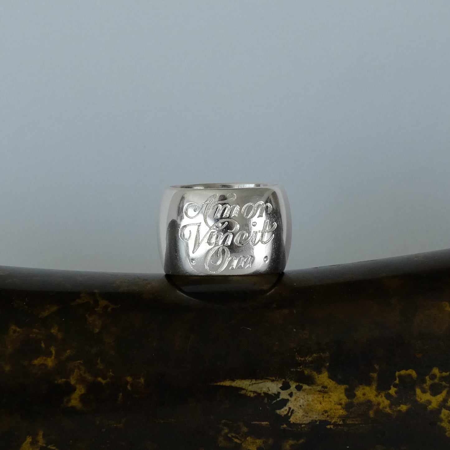 Amor Vincit Om men's inscription ring