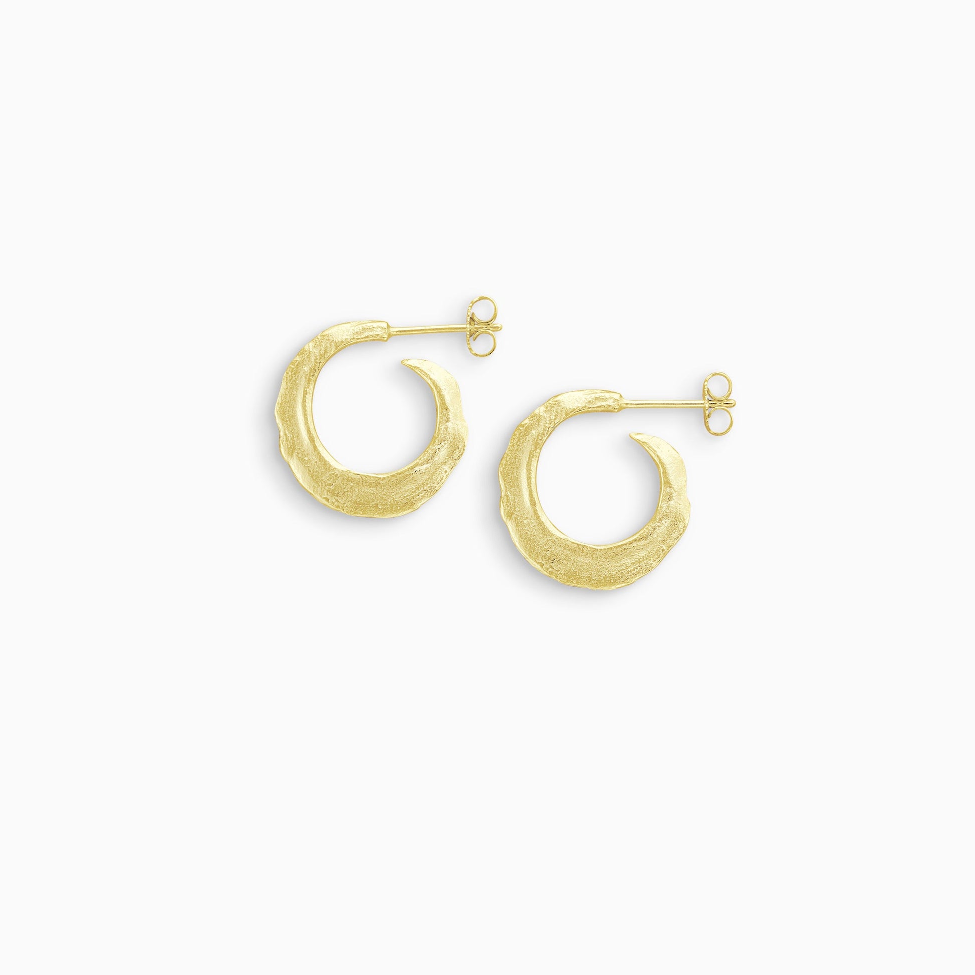 A pair of 18ct Fairtrade yellow gold round hoop earrings with a stud fastening. Organic texture and and tapering from bottom centre to the top. 22mm outside diameter.